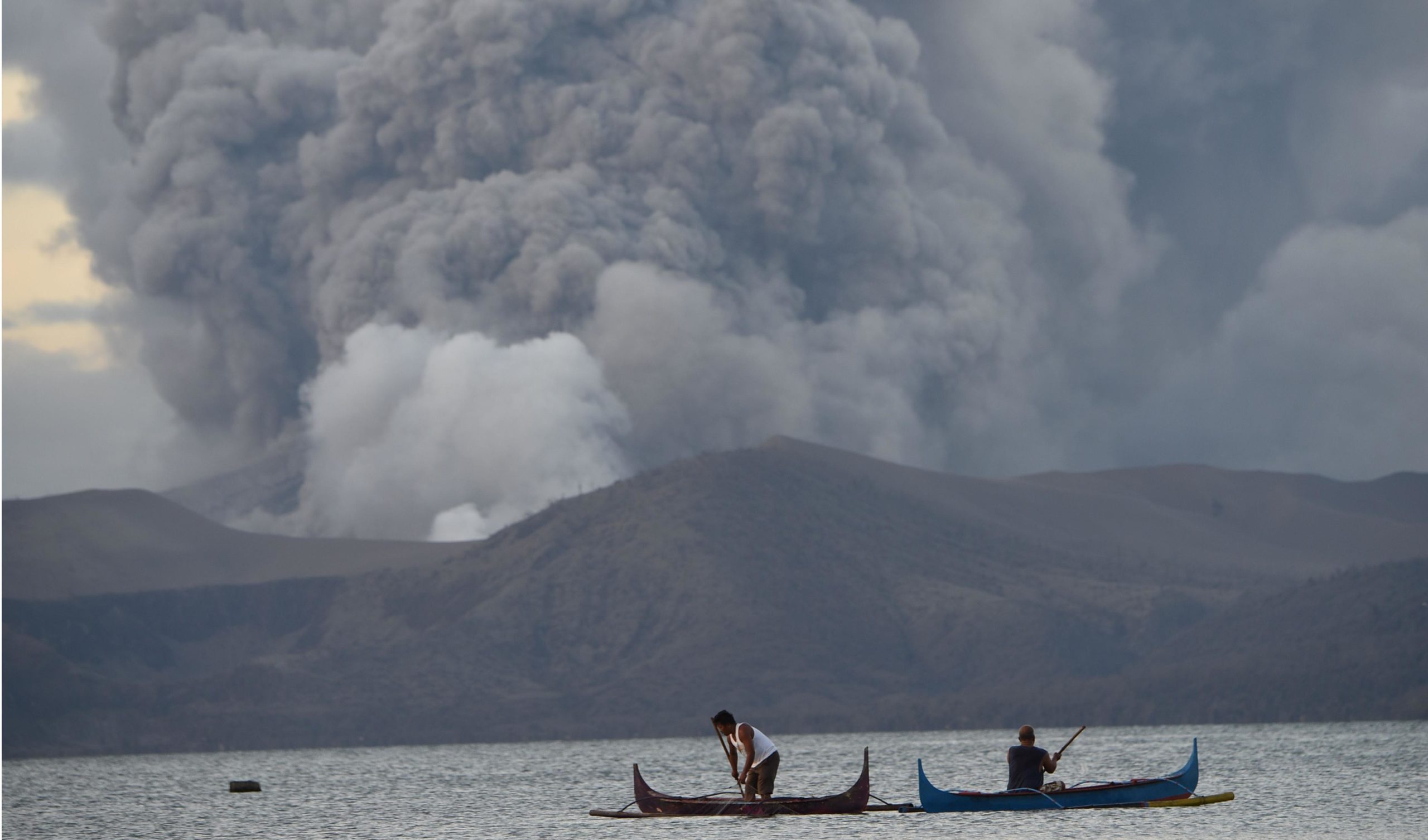 Aux Philippines, le réveil  d’un volcan fait fuir les gens