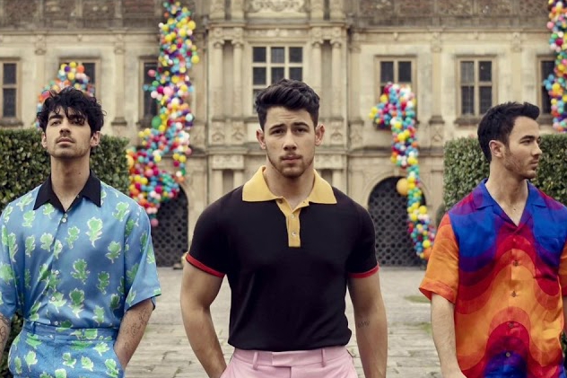 Les Jonas Brothers se moquent d’eux-mêmes dans le clip Cool