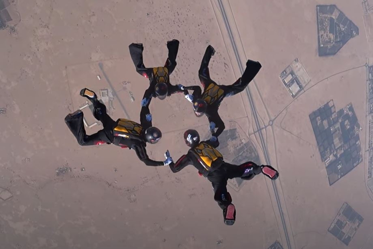 Parachutisme: les Belges champions du monde de saut en formation (vidéo)