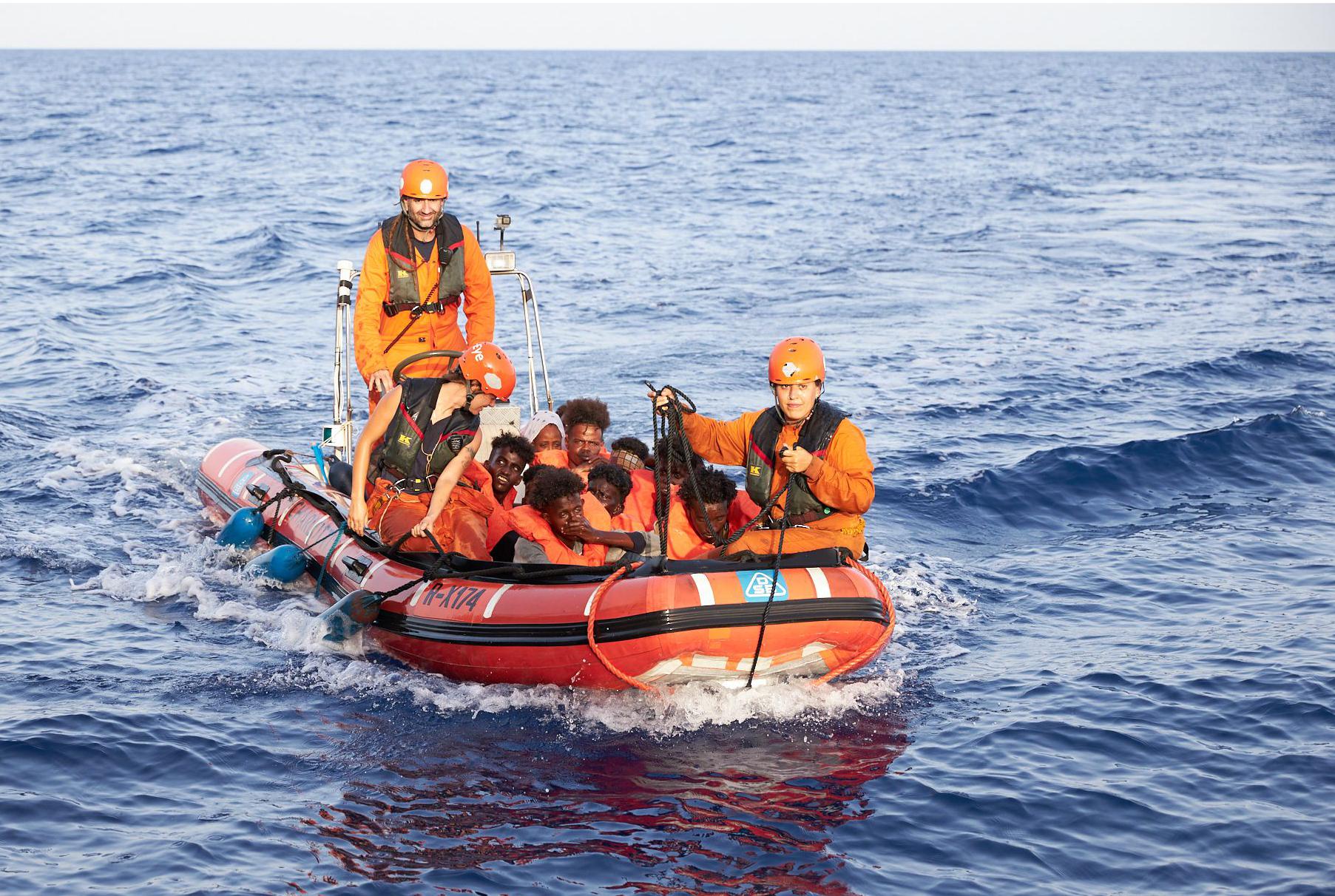 Des navires qui ont sauvé des migrants  sont bloqués