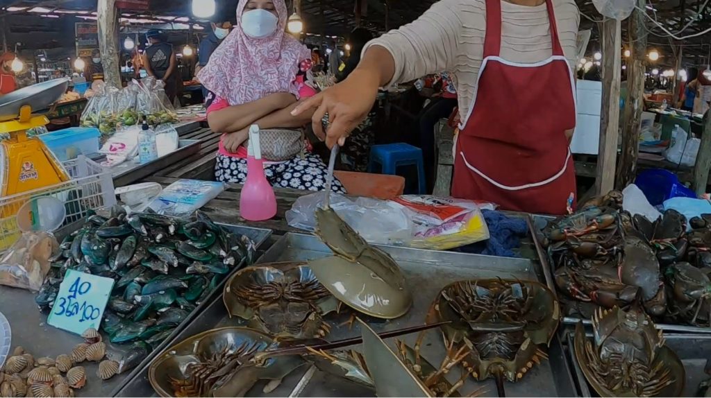 Sur le marché, en Thaïlande.