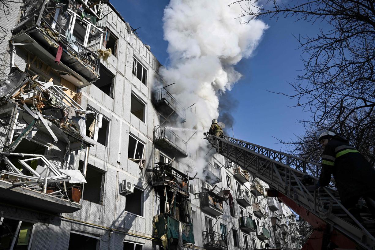 Sur cette photo, des pompiers travaillent sur un incendie dans un bâtiment après les bombardements de la ville de Chuguiv, dans l'est de l'Ukraine.
