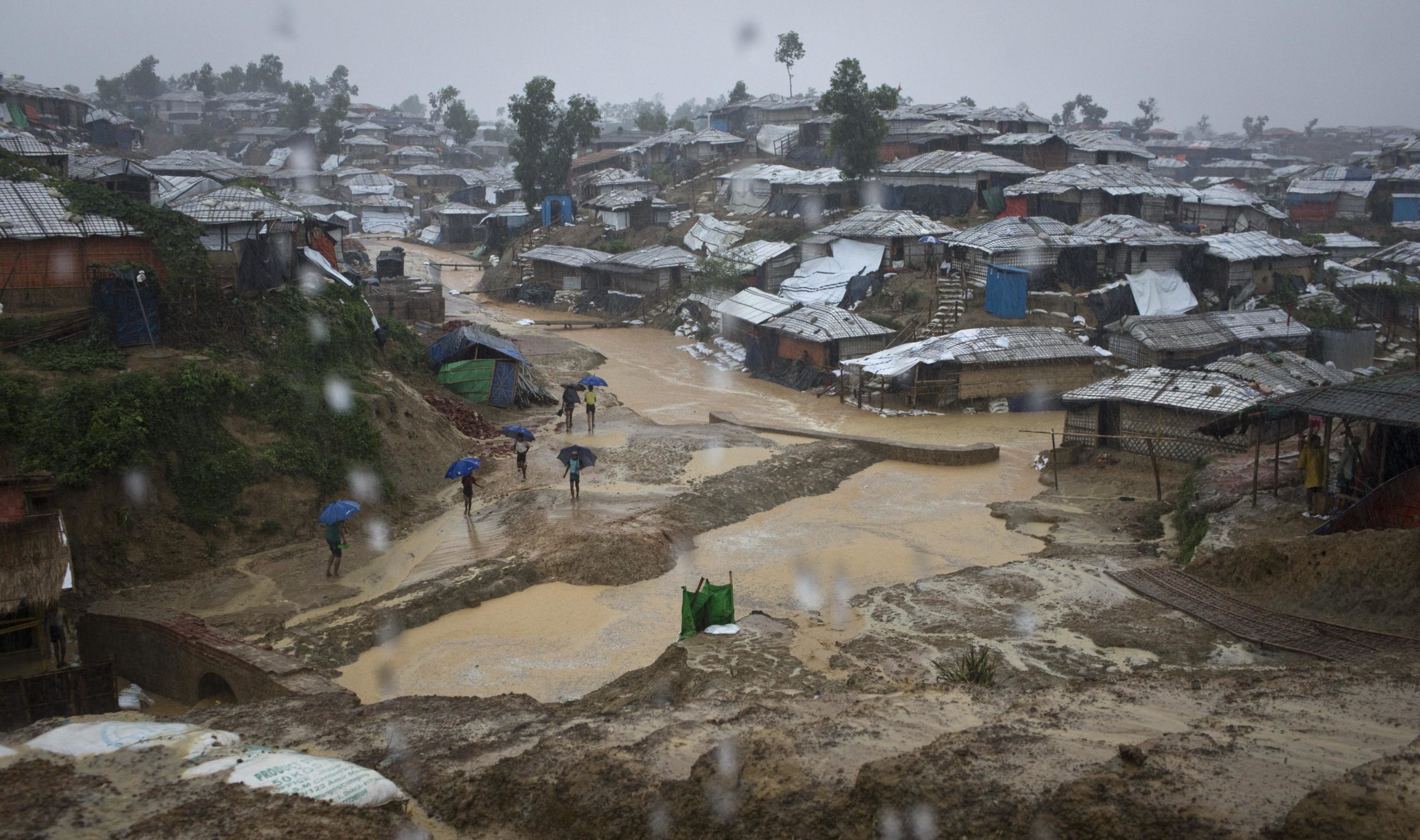 La pluie complique la vie des Rohingyas