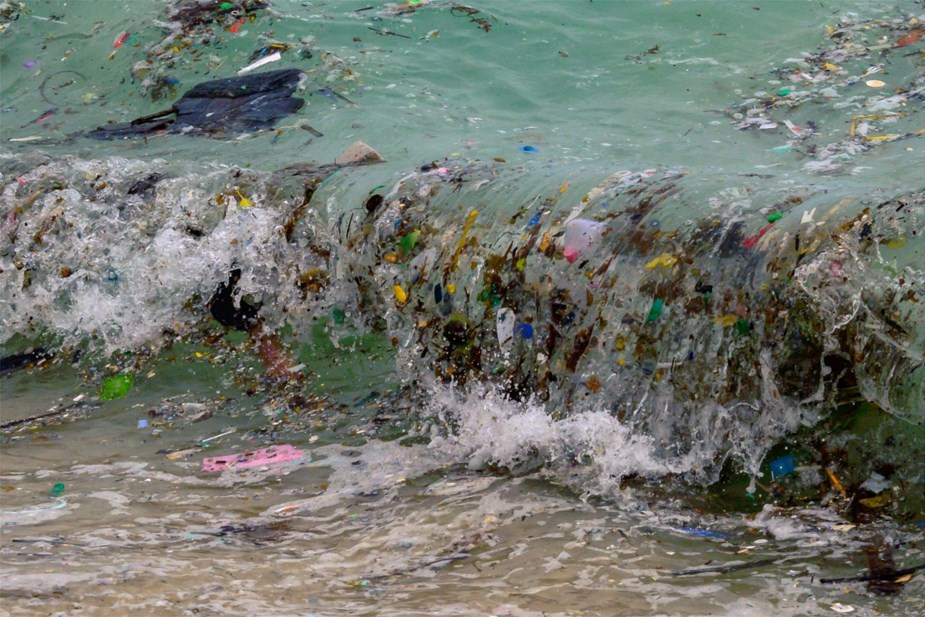 Il y a trop de plastiques dans les océans.