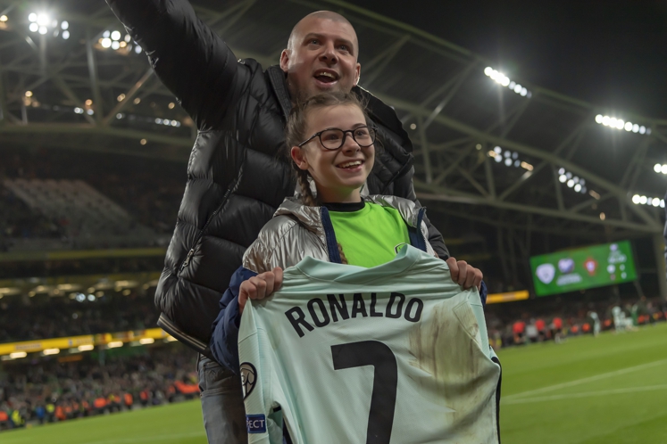 Addison, 11 ans, se faufile sur le terrain pour rencontrer son idole Cristiano Ronaldo (vidéo)