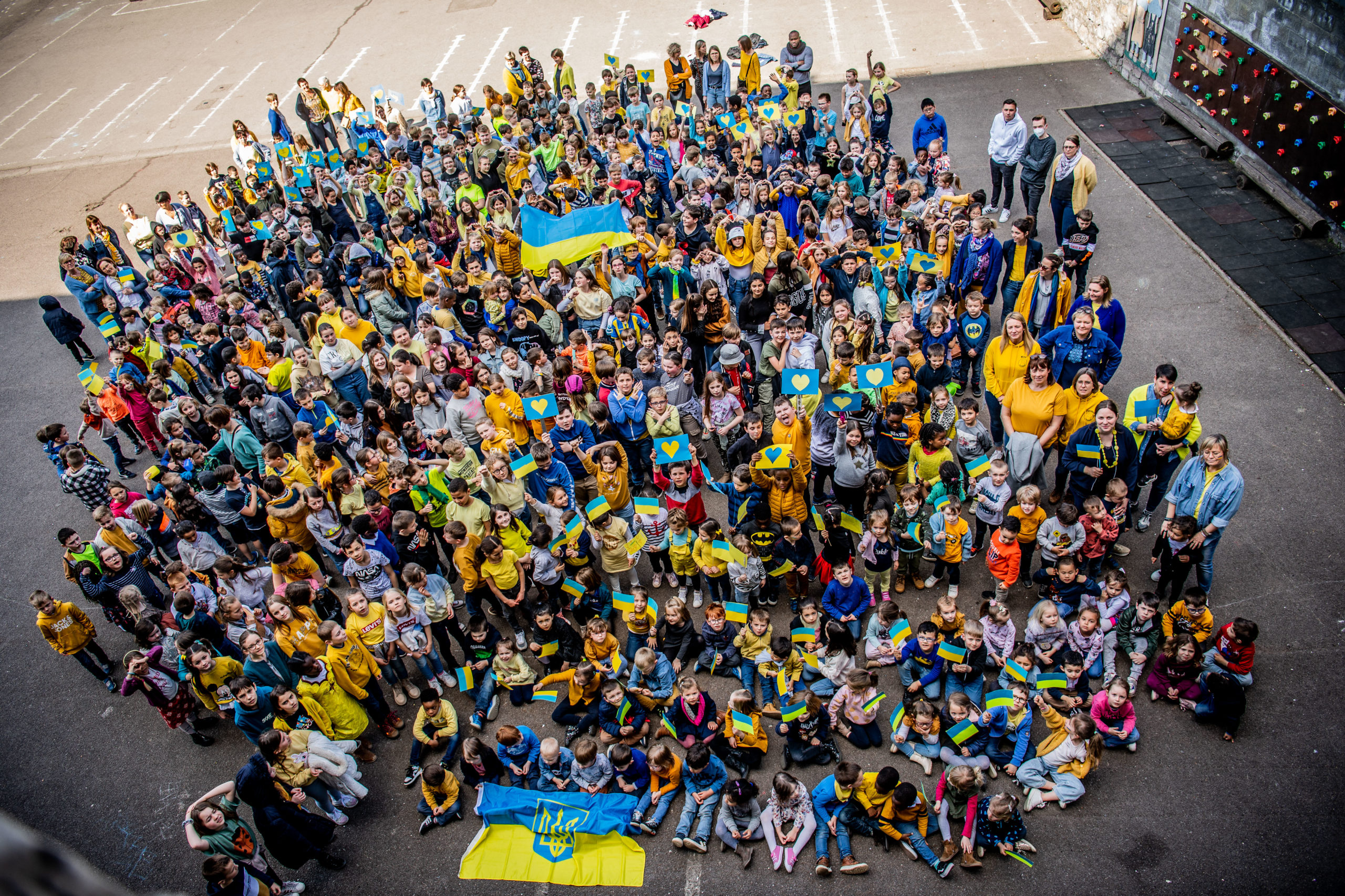 A Andenne, l'école Sainte-Begge montre son soutien à l'Ukraine.