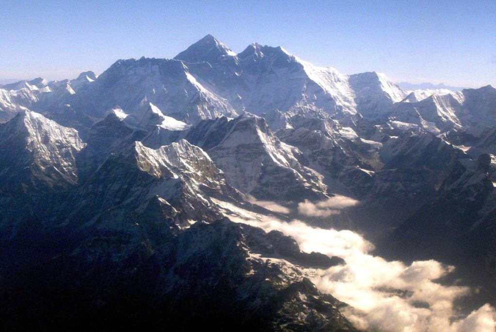 Le mont Everest mesure 8 848 mètres de haut. C'est le plus haut sommet du monde. Il se situe en Asie dans la chaîne de l'Himalaya entre le Népal et le Tibet (région dirigée par la Chine).