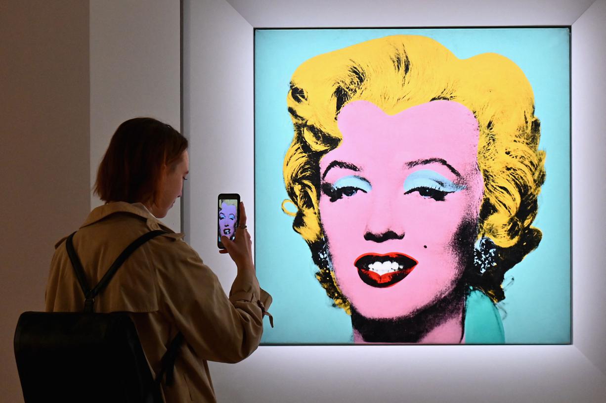 Dans les années 1960, l’artiste américain Andy Warhol (1929-1987) reproduit en série des objets de la vie quotidienne : portraits de stars, boîtes de soupe… Il présente des images connues de tous comme des œuvres d’art. C’est ce que l’on appelle le Pop Art (art qui s’inspire de la culture du peuple). Il montre ainsi que l’art peut devenir une marchandise comme les autres.