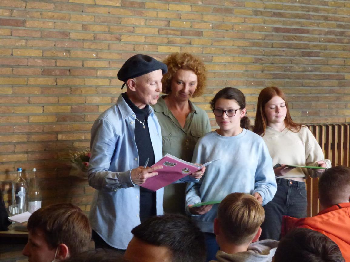 Marie-Aude MurMarie-Aude Murail a reçu le Prix Andersen 2022, la plus haute distinction internationale décernée aux auteurs de livres pour enfants.