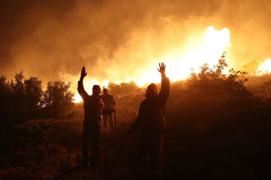 En Grèce, les pompiers n'en finissent pas de lutter contre les flammes.