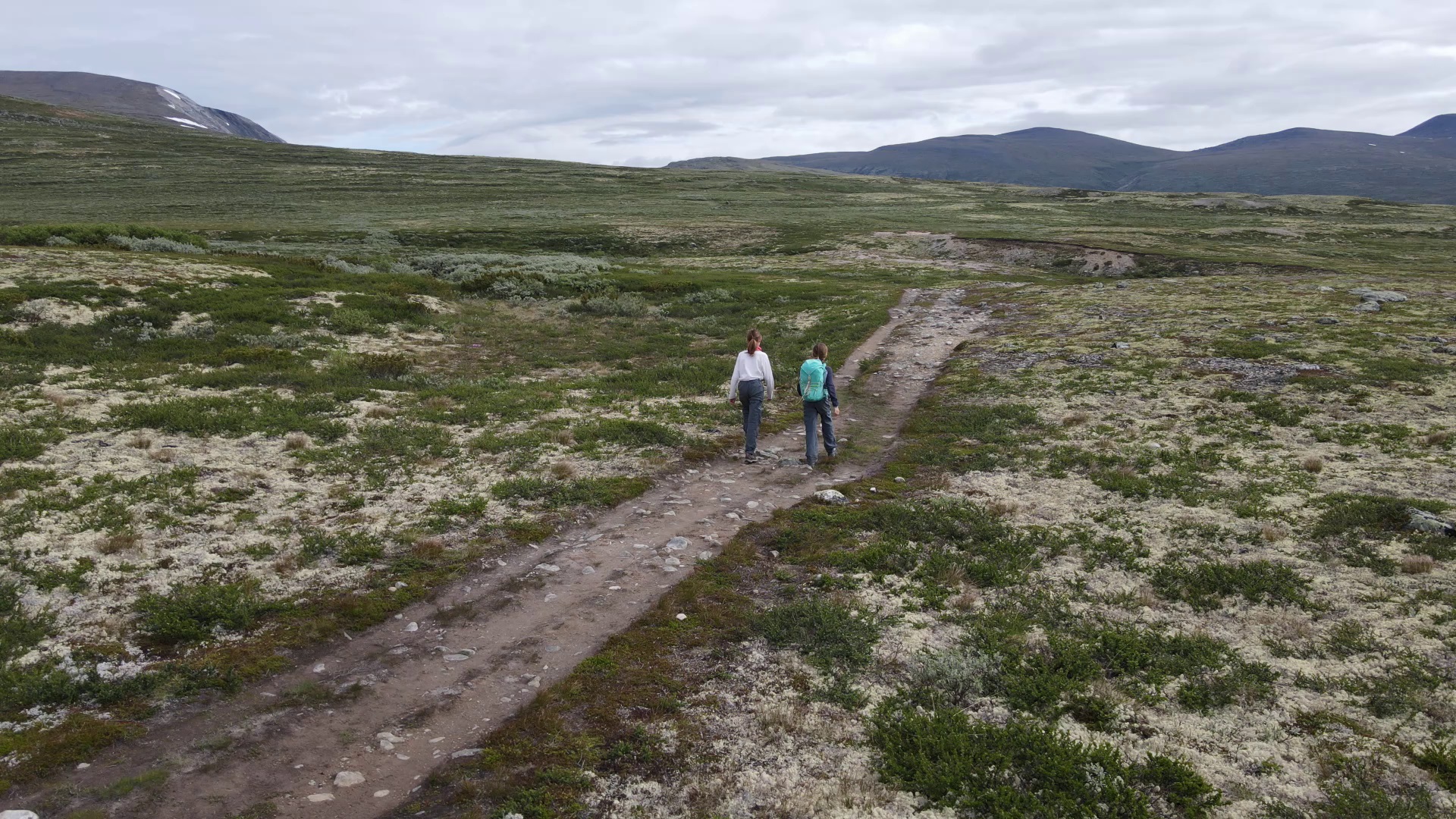 Olivia et Jill sur les routes du monde en famille: elles nous font découvrir la toundra, en Norvège !