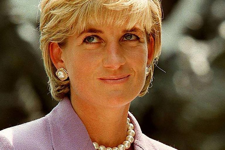 Le 31 août 1997, Lady Diana décède dans un accident de voiture sous le pont de l'Alma à Paris, en essayant d'échapper à des paparazzis.