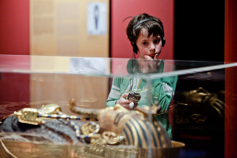 Dans cette exposition, on suit, grâce à l'audioguide pour enfant, le récit qu'Howard Carter fait de sa découverte du tombeau de Toutankhamon.