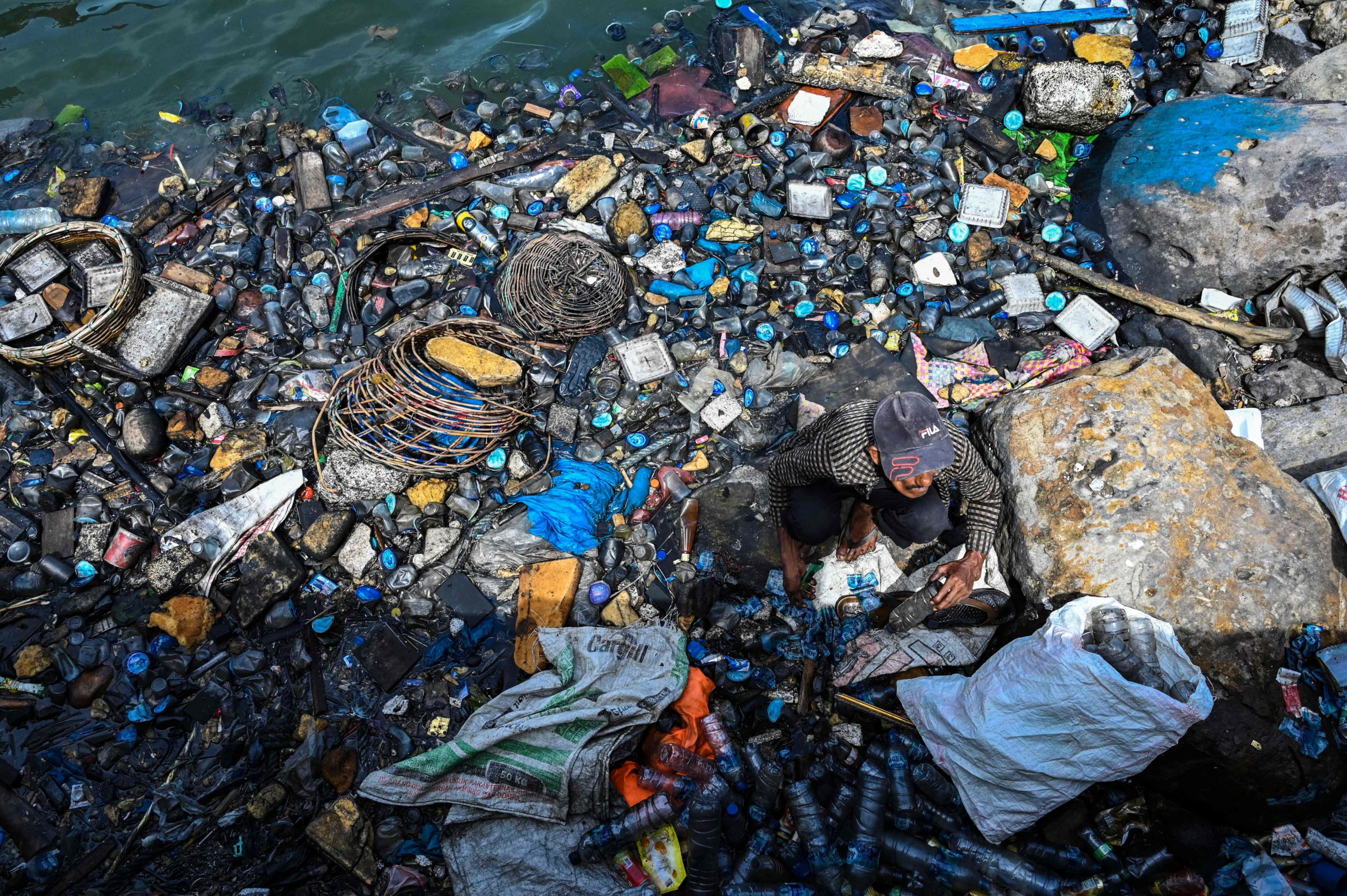 Indonésie: un homme récolte les déchets dans la mer à Banda Aceh