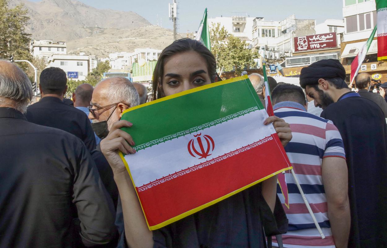 Iran: des écolières iraniennes retirent leur voile en rue, des actrices françaises se coupent les cheveux (vidéo)