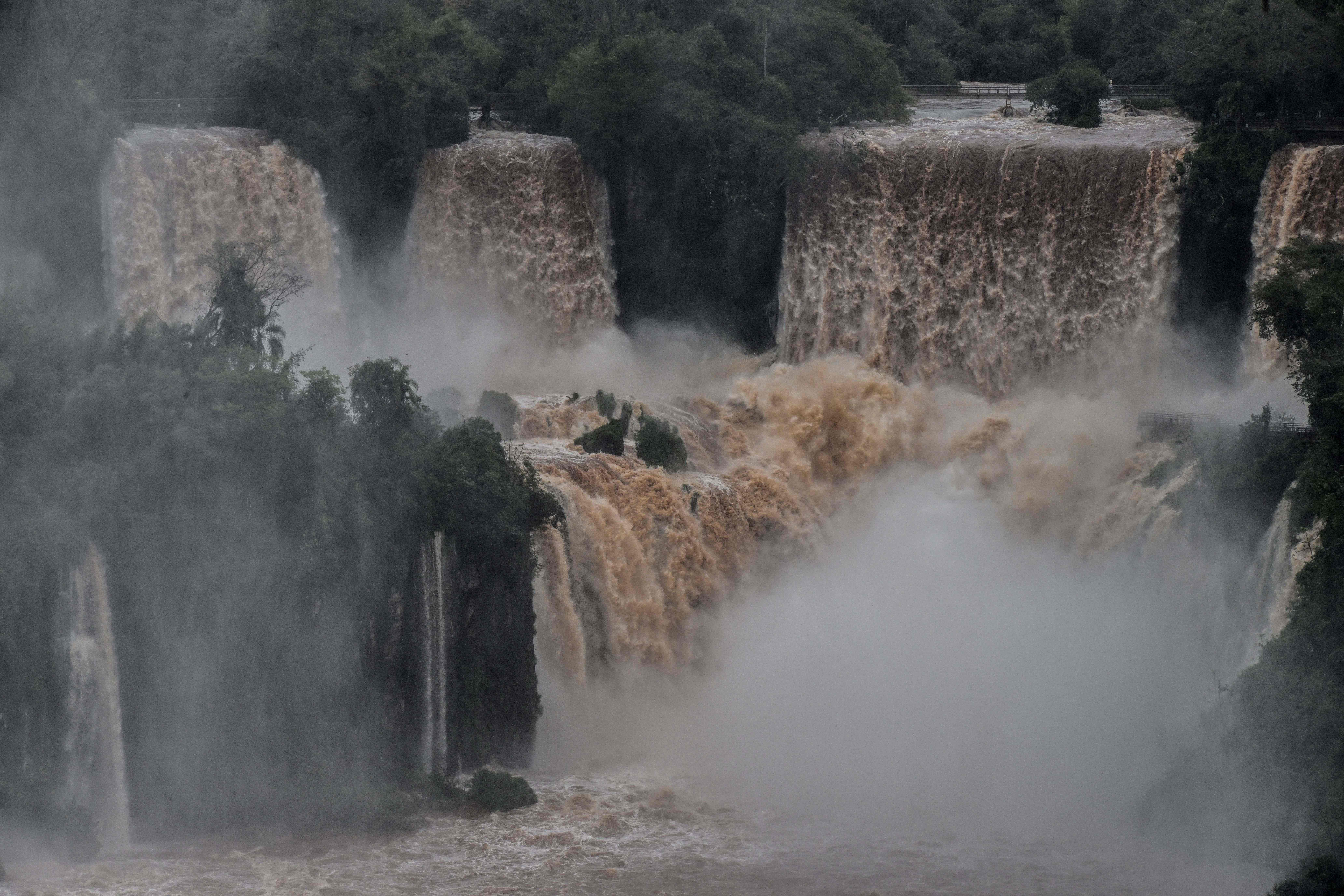Entre le Brésil et l'Argentine, les chutes d'Iguazu enregistrent un débit record à cause des pluies