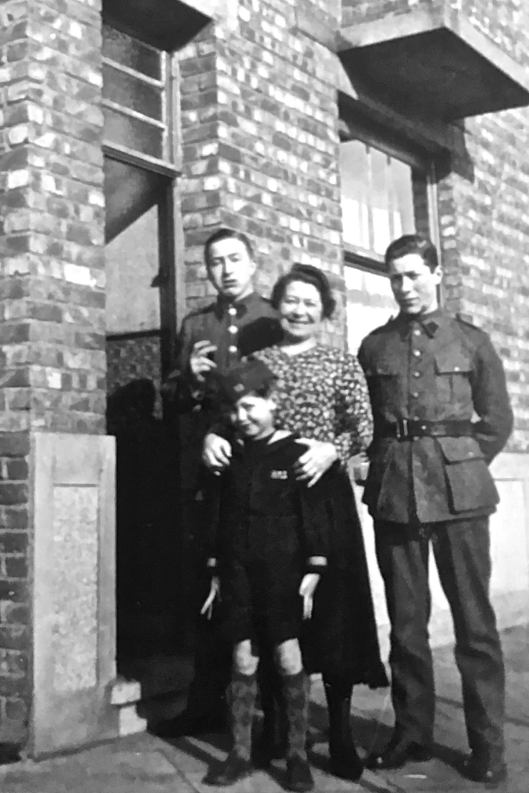 Maria Beheyt avec ses trois fils. Cette résistante a été arrêtée par la Gestapo.