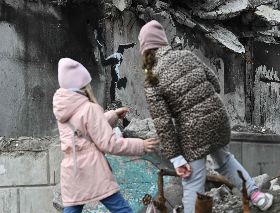 L'artiste britannique Banksy a posté sur son compte Instagram des images d'une œuvre au pochoir peinte sur un bâtiment bombardé de Borodianka, près de Kiev, confirmant ainsi en être l'auteur.