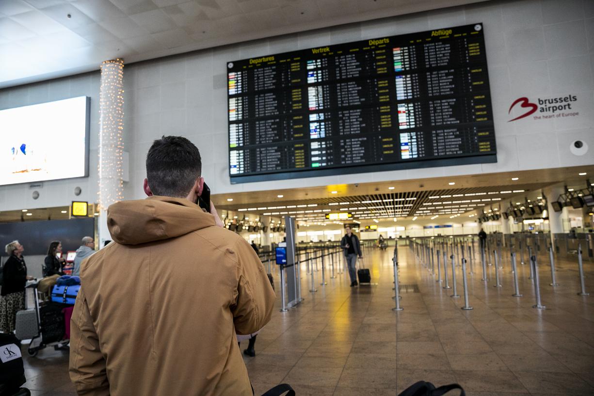 Dans les aéroports, de nombreux vols sont annulés suite au mouvement de grève nationale.