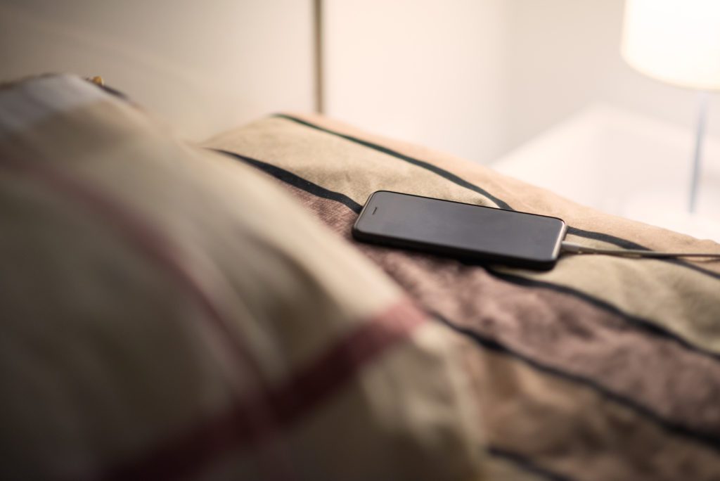 Faire charger son téléphone au coin de l'oreiller durant la nuit est une très mauvaise idée. En cas de surchauffe de l'appareil, cela pourrait déclencher un incendie.
