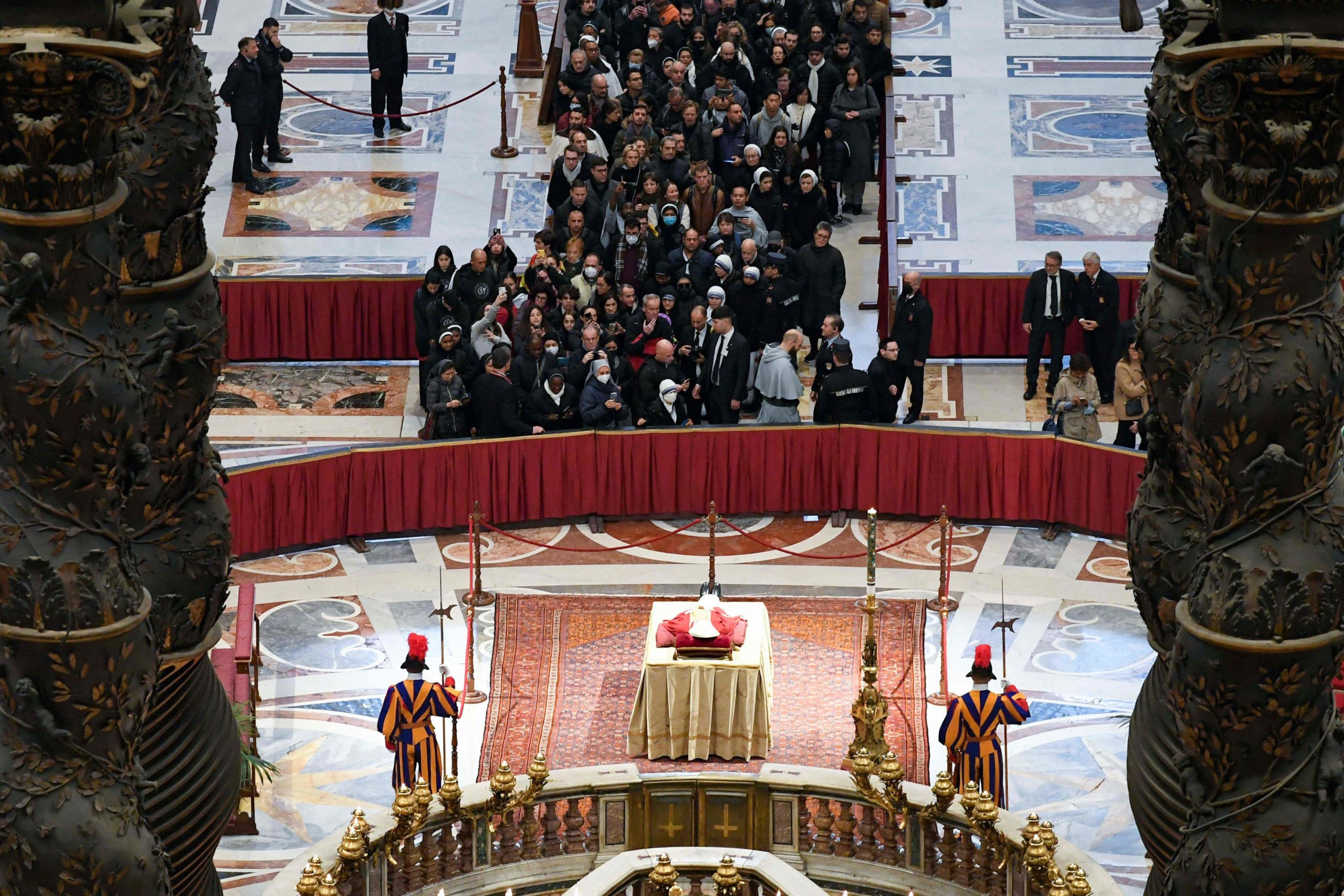 La foule commence à rendre hommage au pape Benoît XVI au Vatican, à Rome