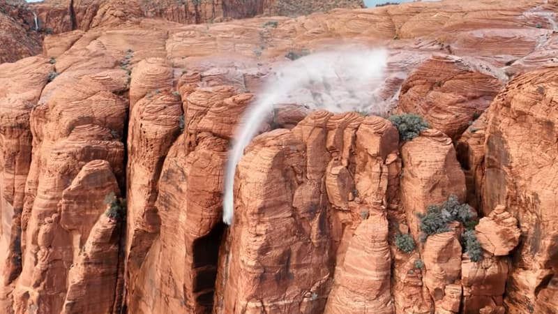 Les eaux de cette cascade de l'Utah s'écoulent de bas en haut à cause de fortes rafales de vent.