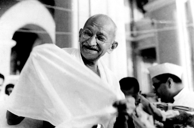 Gandhi a été tué par un fanatique (quelqu’un prêt à tuer pour sa religion). Connais-tu son histoire ?