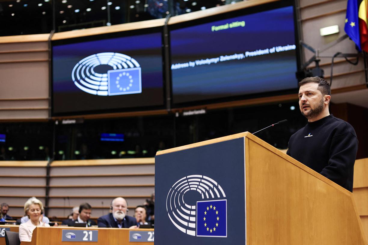 Le président ukrainien Volodymyr Zelensky faisant un discours devant les députés du Parlement européen, le 9 février 2023 à Bruxelles.