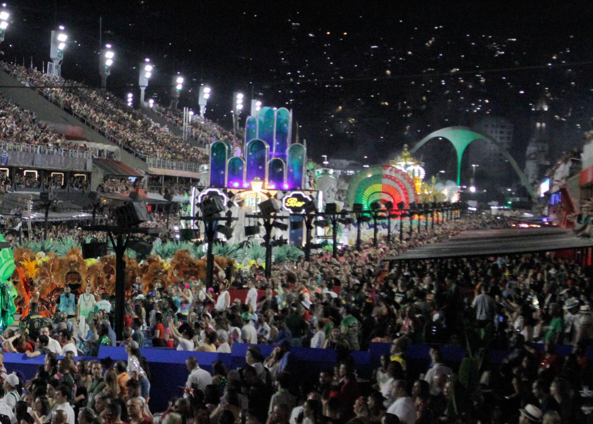 Le carnaval de Rio de Janeiro, au Brésil, est considéré comme le plus célèbre carnaval du monde.