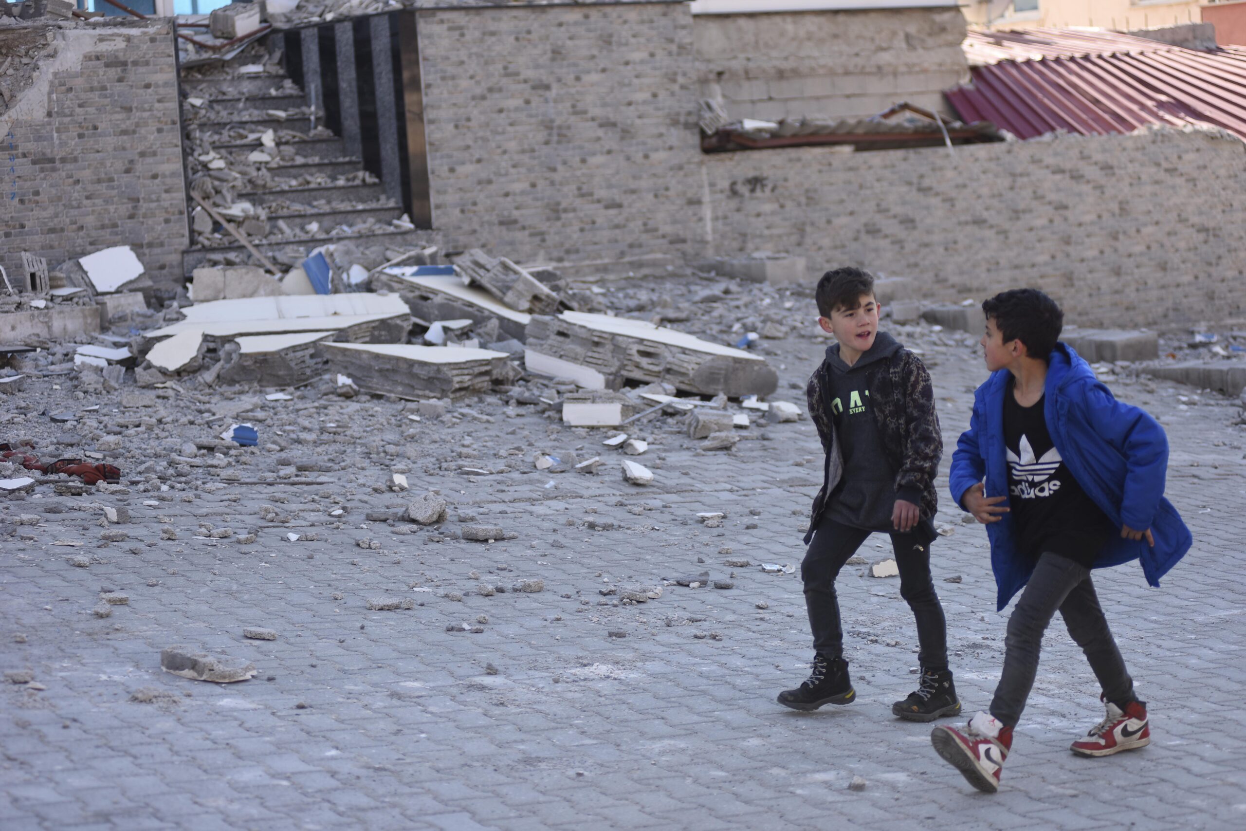 Quelle aide apporte-t-on aux enfants après les tremblements de terre en Syrie et en Turquie le 6 février 2023?