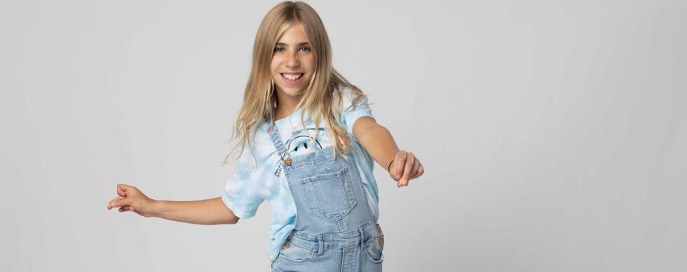 Kaboom: Julia, Waterlootoise de 13 ans, sort son premier single chez Universal
