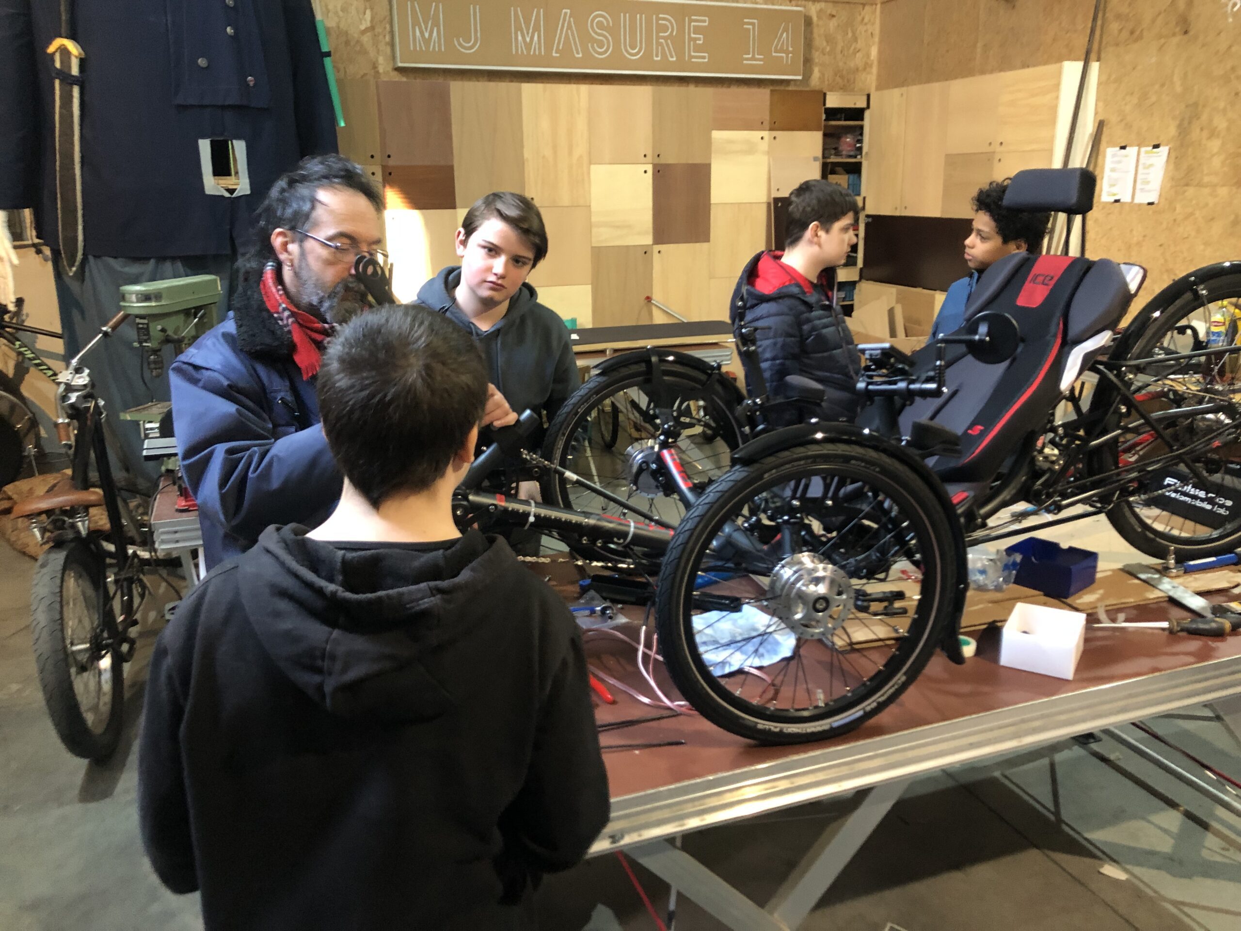 Pendant une semaine, des jeunes de deux Maisons de jeunes de Tournai ont monté deux vélos électriques solaires autonomes en énergie.