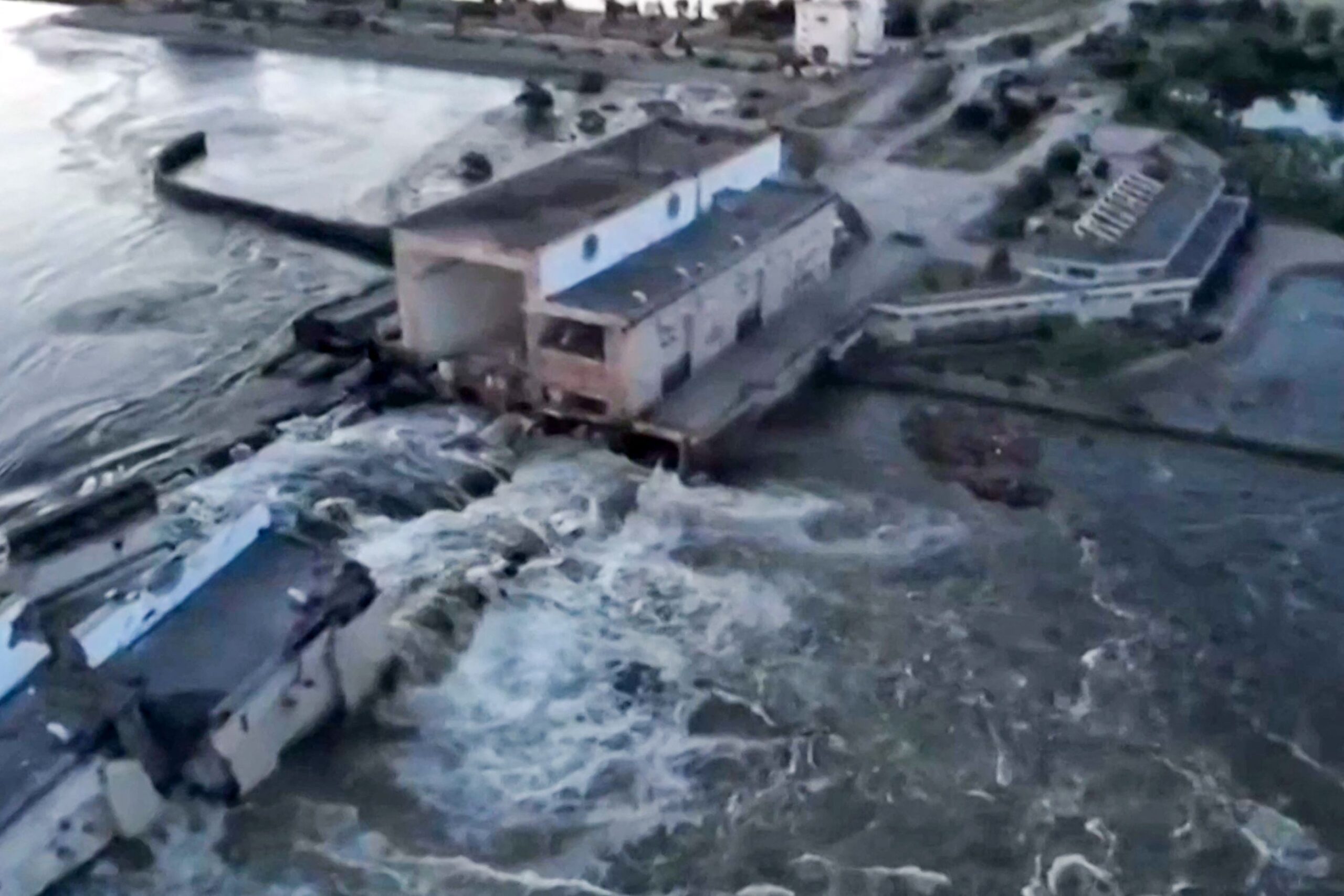 Le barrage de Kakhovka partiellement détruit: y a-t-il un risque d'accident nucléaire ?