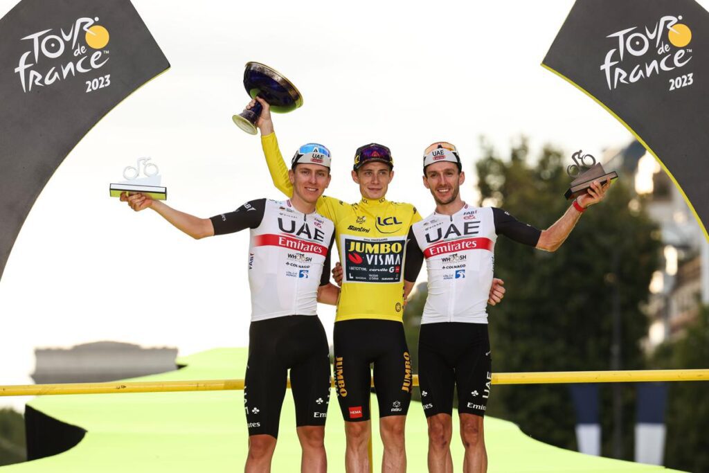 Le danois Jonas Vingegaard de Jumbo-Visma, le slovène Tadej Pogacar de UAE Team Emirates et le britannique Adam Yates de UAE Team Emirates photographiés sur le podium après la 21e et dernière étape de la course cycliste Tour de France.