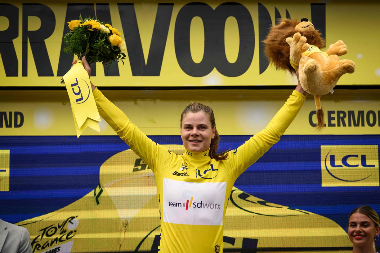 Lotte Kopecky a endossé le maillot jaune après avoir remporté la première des 8 étapes du Tour de France Femmes, une boucle de 123,8 kilomètres autour de Clermont-Ferrand.