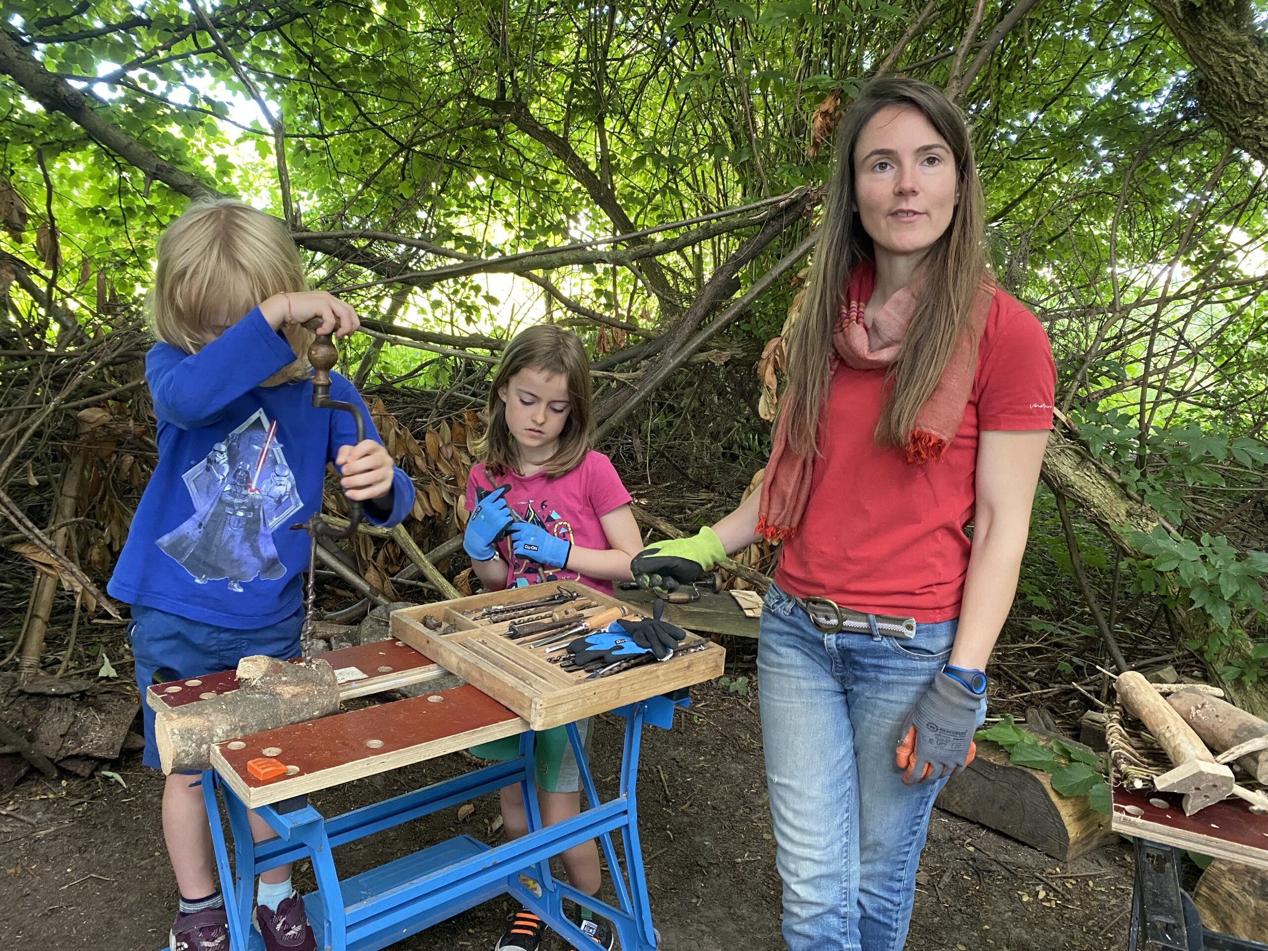 Comment des enfants créent-ils des sculptures en bois ?