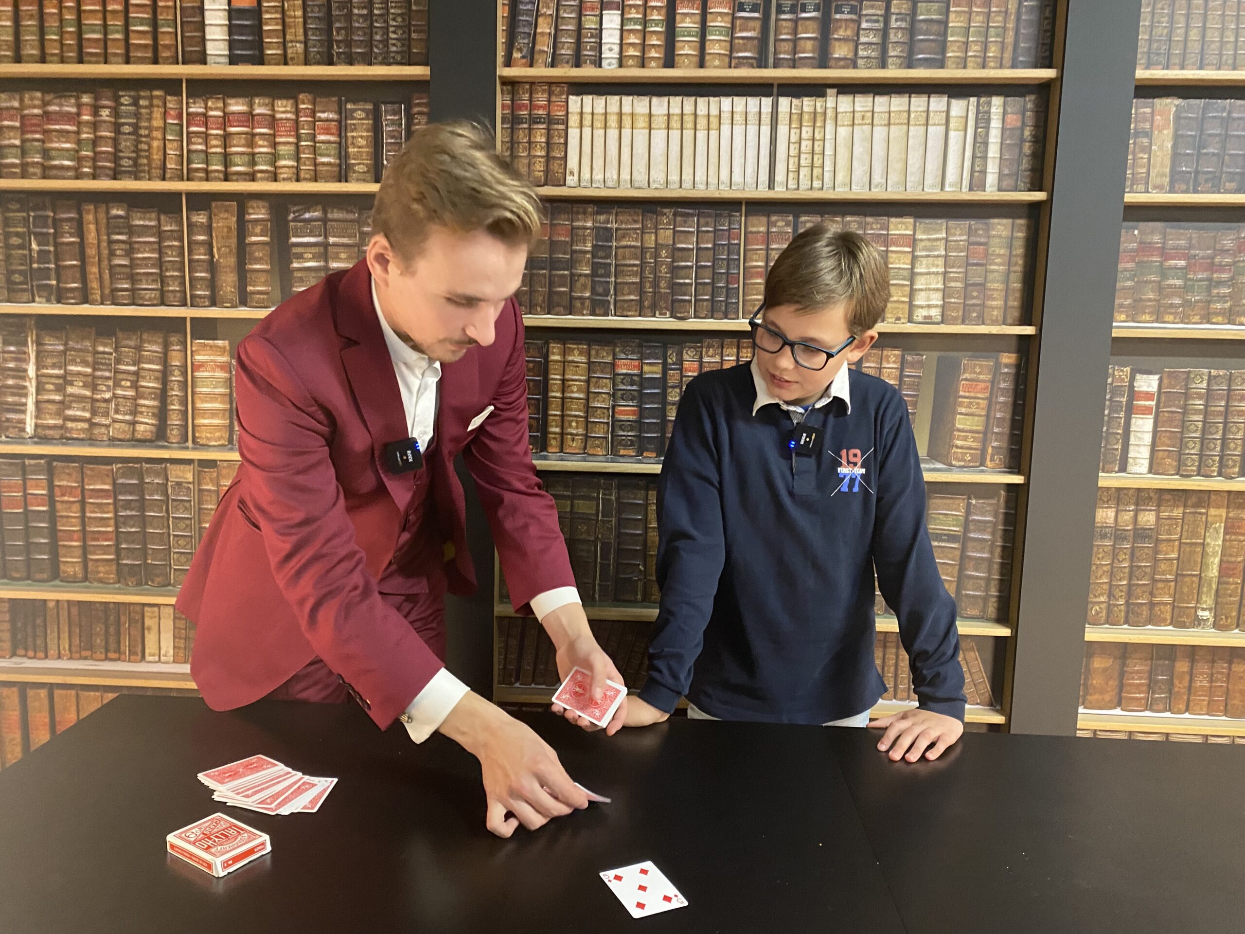 Maxime Mandrake partage des tours de magie avec Logan, 11 ans