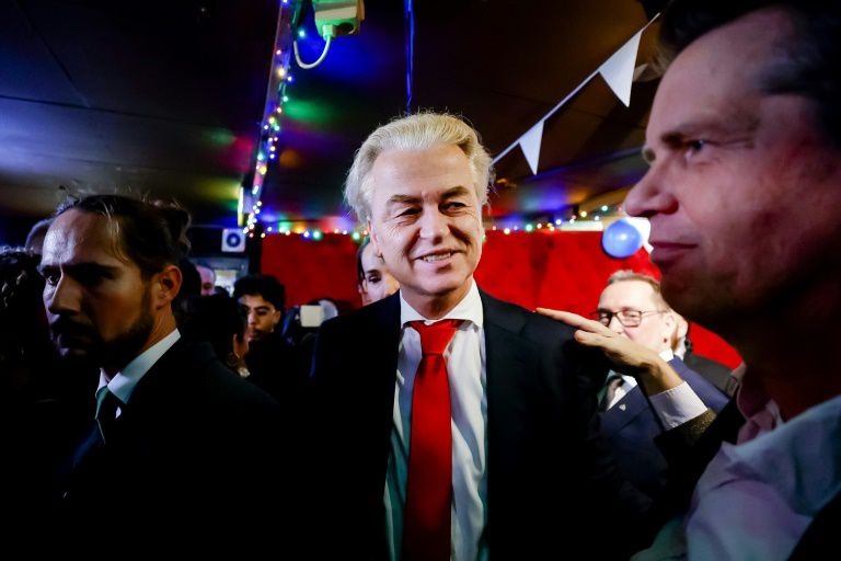 Le parti d'extrême droite de Geert Wilders a largement remporté les élections législatives de ce mercredi 22 novembre 2023 aux Pays-Bas.