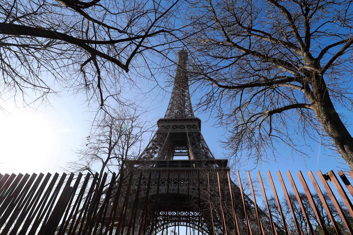 La tour Eiffel est constituée de 7300 tonnes de fer assemblé par 2,5 millions de rivets (sorte de clous) et recouvert de 60 tonnes de peinture. 