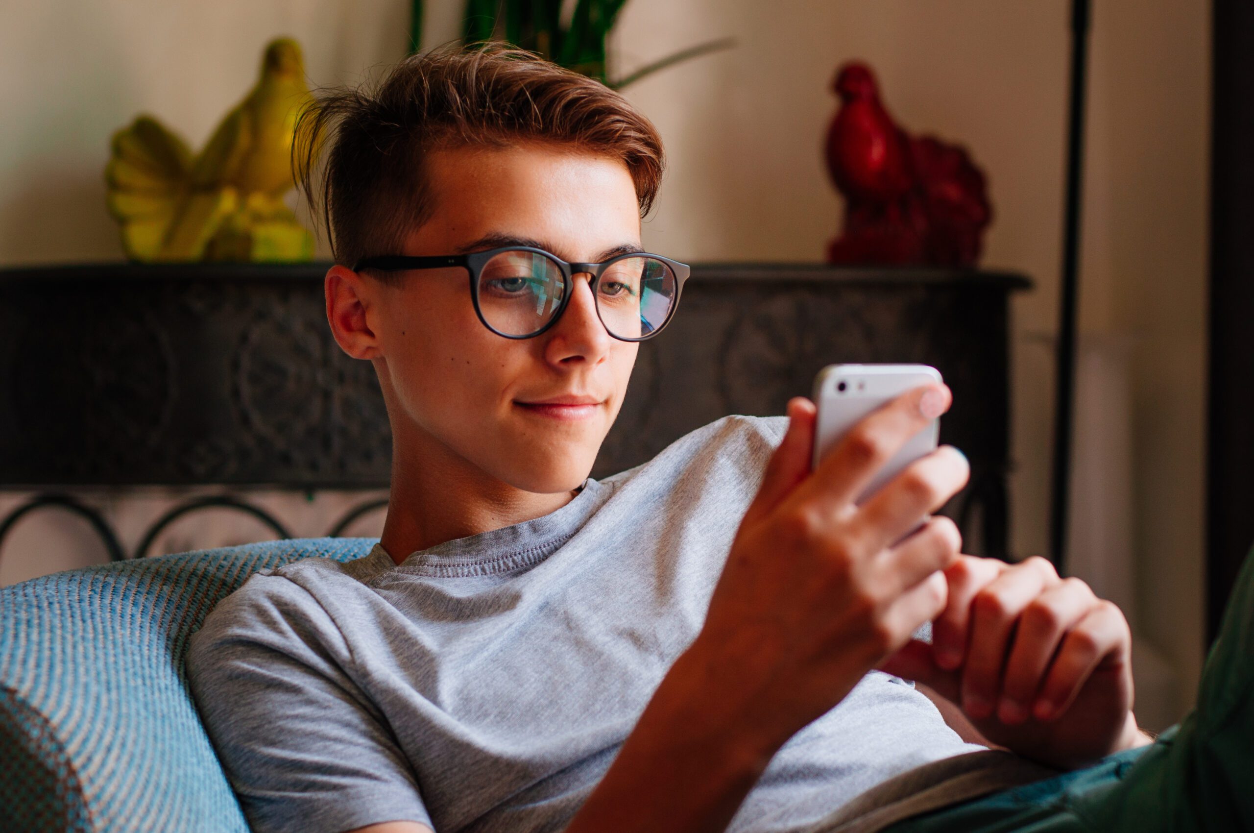 La génération Z hyperconnectée: les jeunes passent plus de 7 heures par jour sur leur téléphone