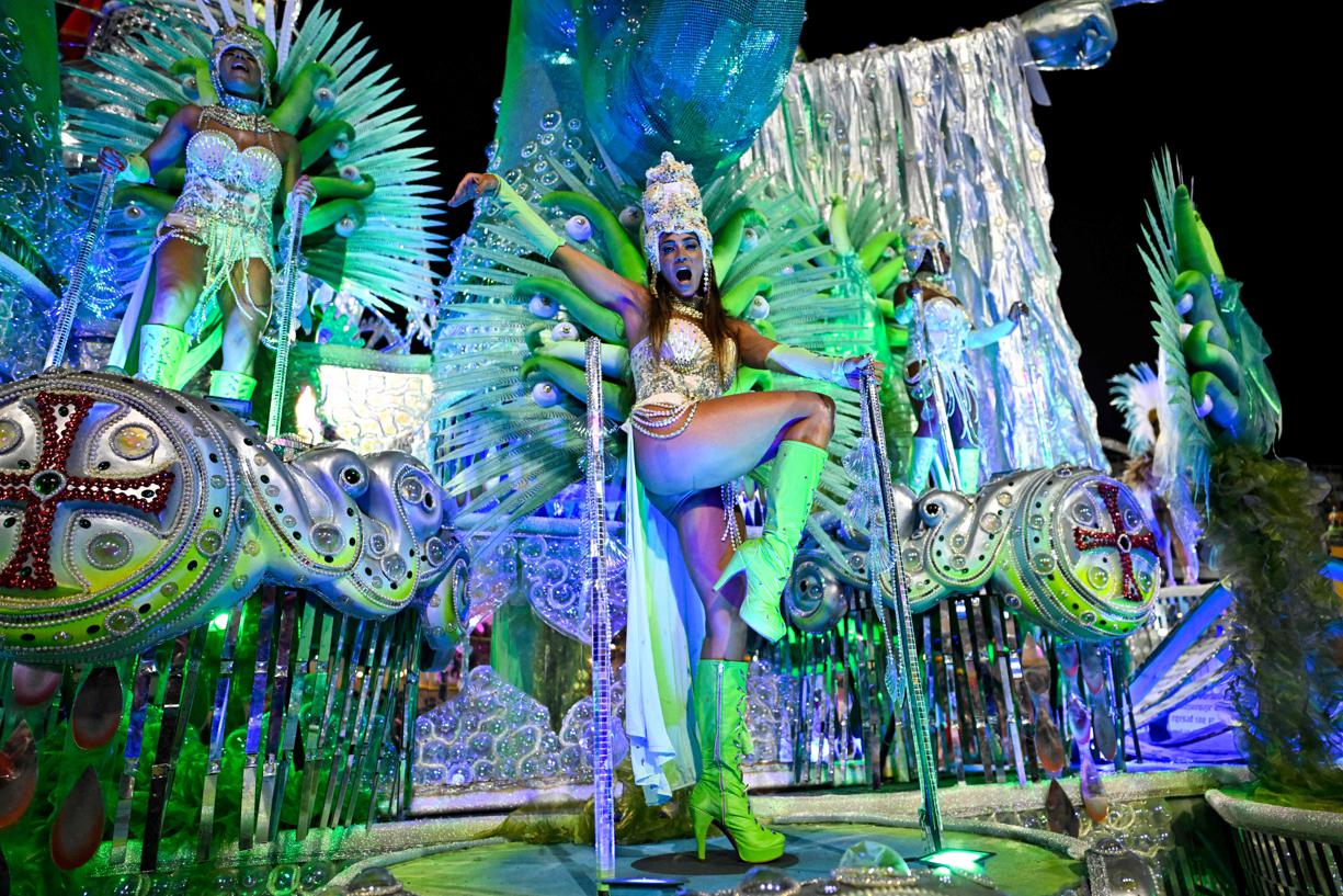 Les écoles de samba défilent au carnaval de Rio de Janeiro